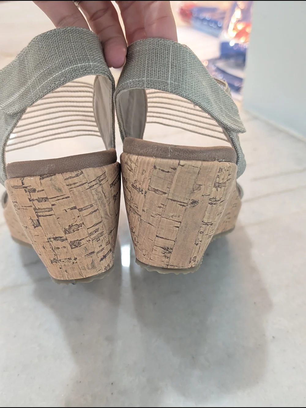 Sketchers Beverlee Women's Silver Sparkle Wedge Luxe Comfort Foam Sandals Size 8